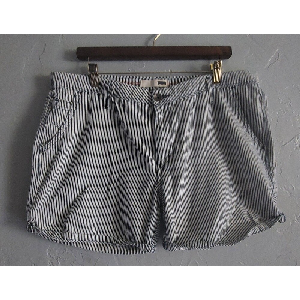 Levis Short Women, Egipt,W33, 33 Inch Waist,striped, Pockers.